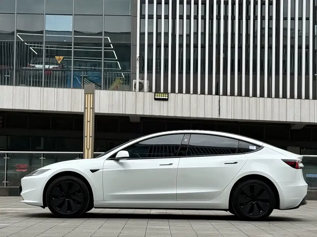 Tesla Model 3 — фото 7