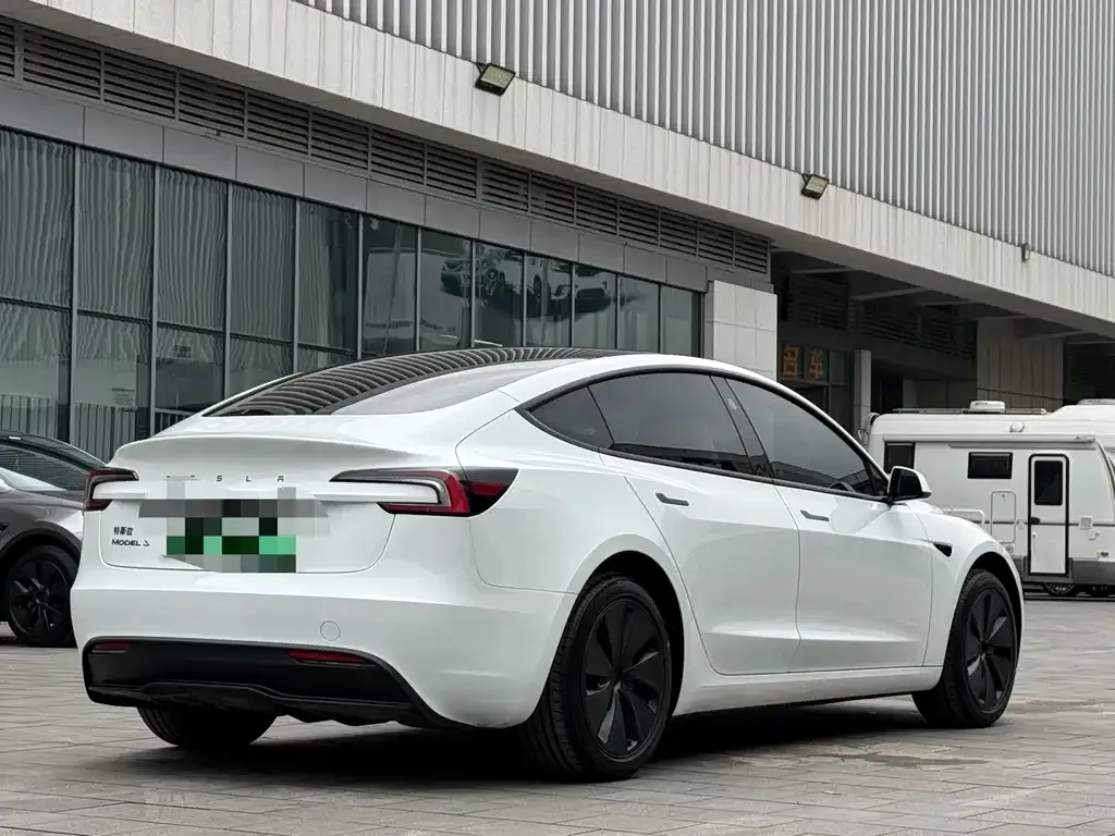 Tesla Model 3 — фото 9