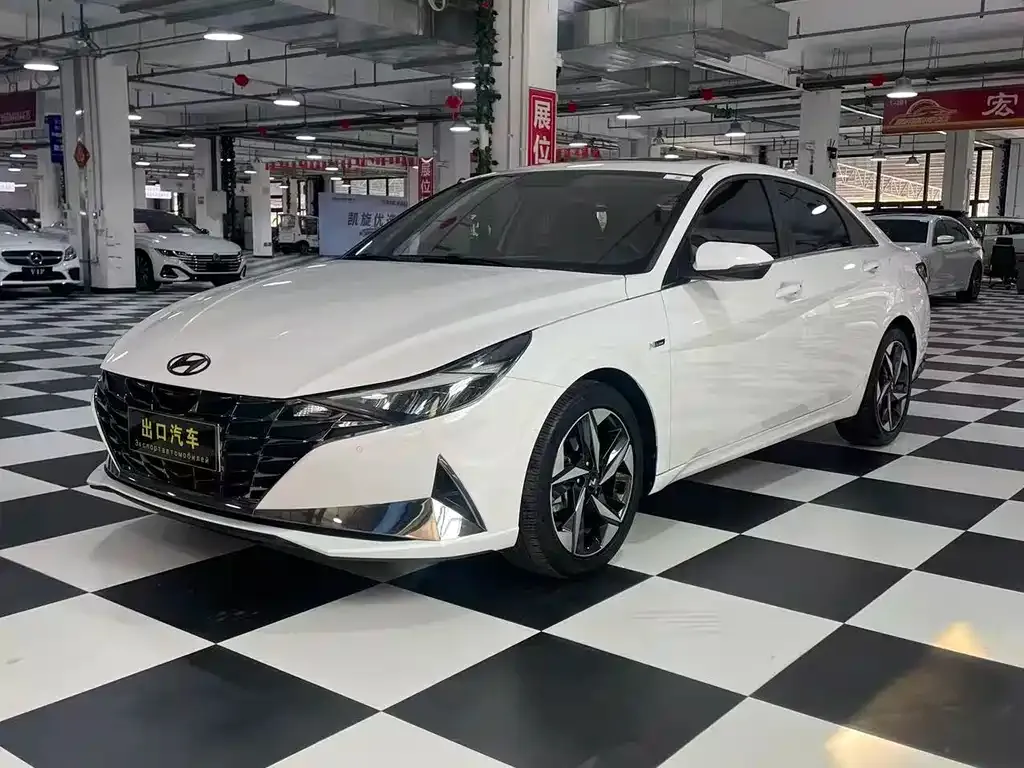Hyundai Elantra — фото 1