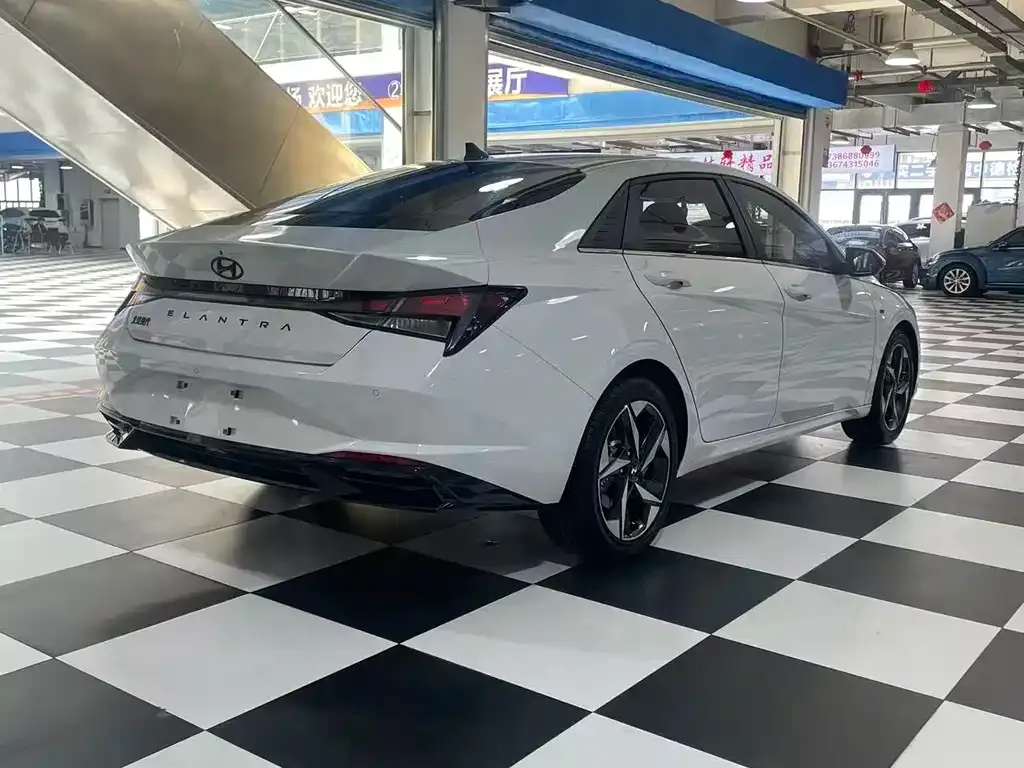 Hyundai Elantra — фото 3