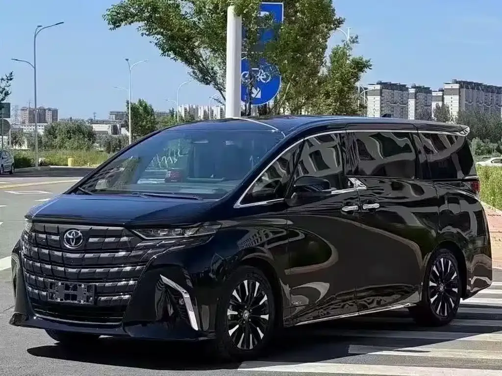 Toyota Alphard — фото 1
