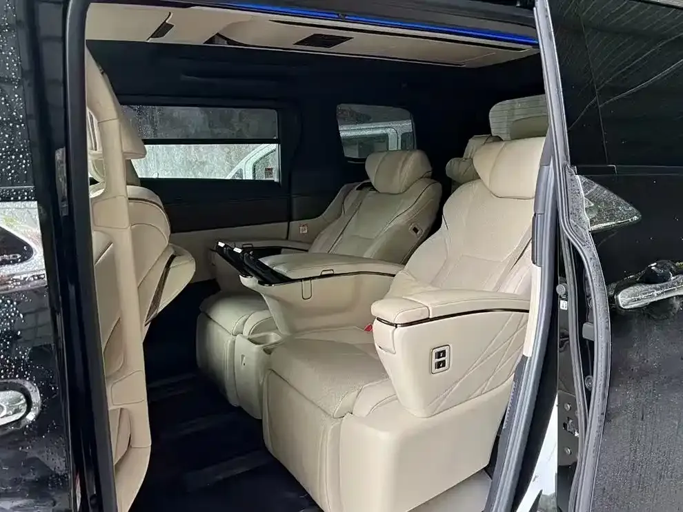 Toyota Alphard — фото 2