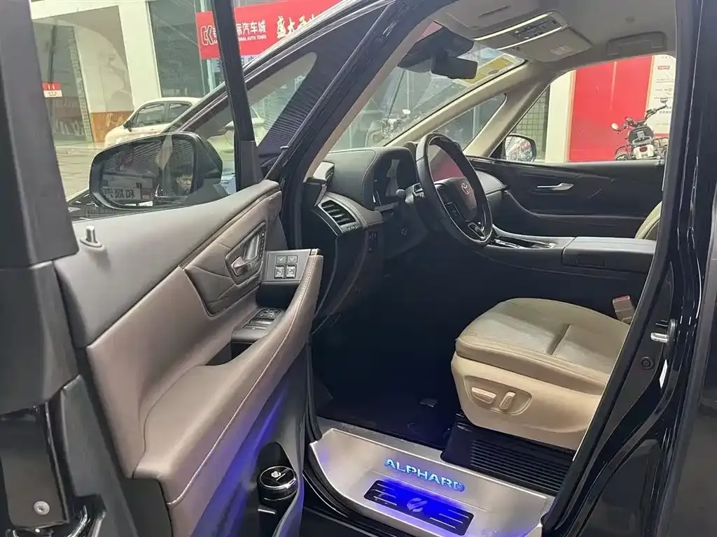 Toyota Alphard — фото 4