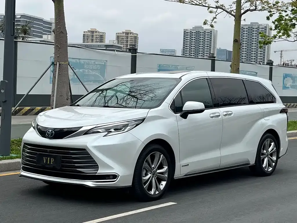 Toyota Sienna — фото 1