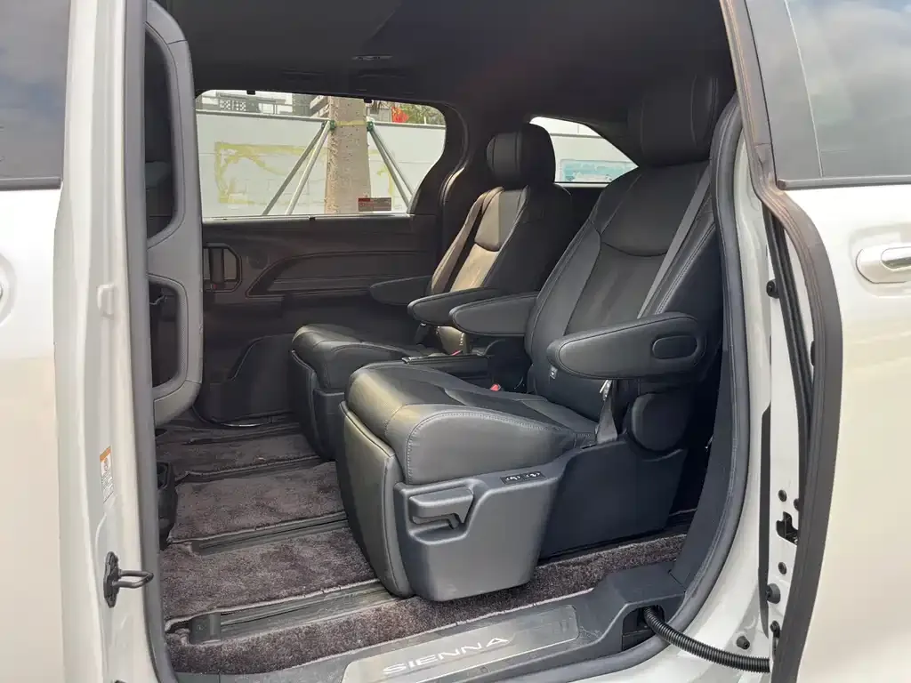 Toyota Sienna — фото 4