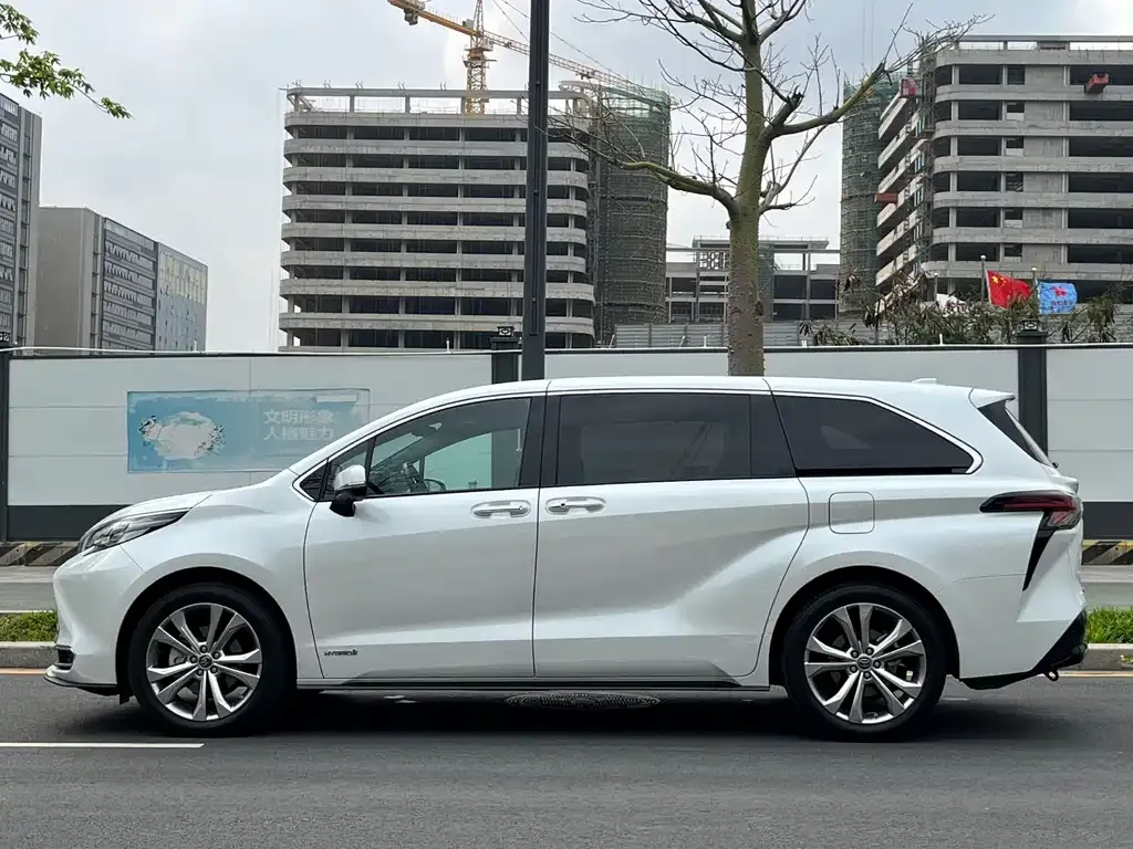 Toyota Sienna — фото 10