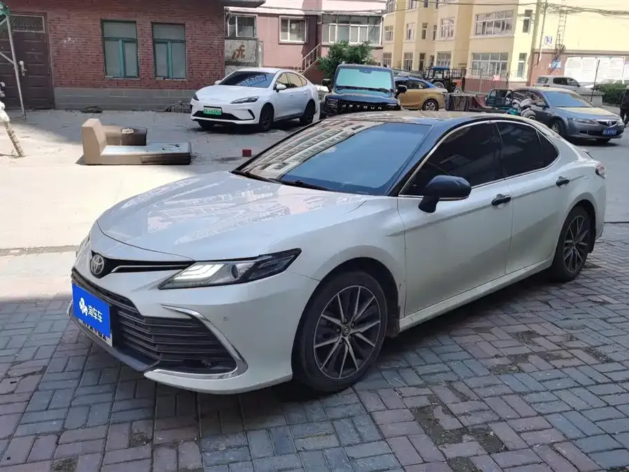 Toyota Camry — фото 1