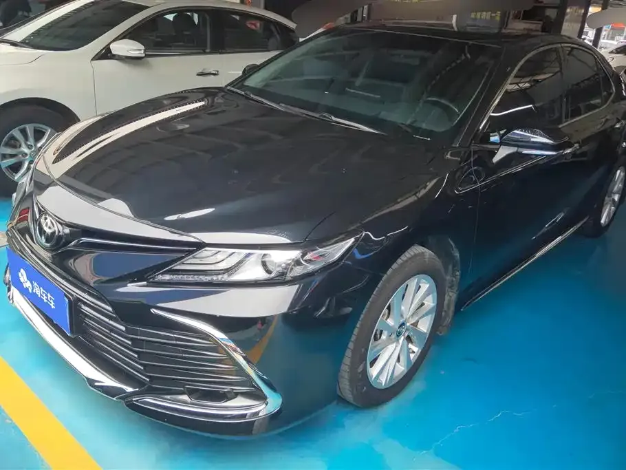 Toyota Camry — фото 1