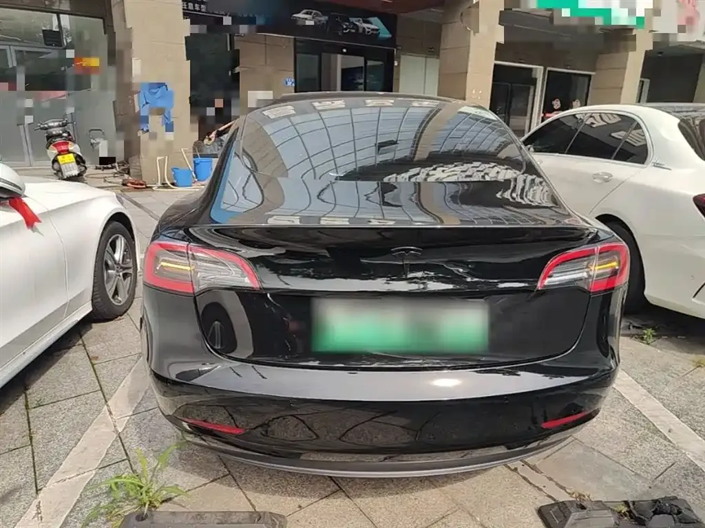 Tesla Model 3 — фото 3