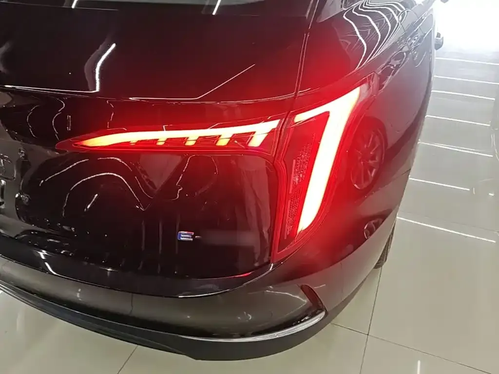 Hongqi E-QM5 — фото 2