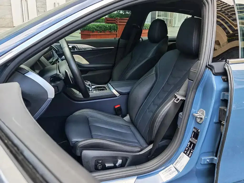 BMW 8 Series 2021 из CN, фото 3