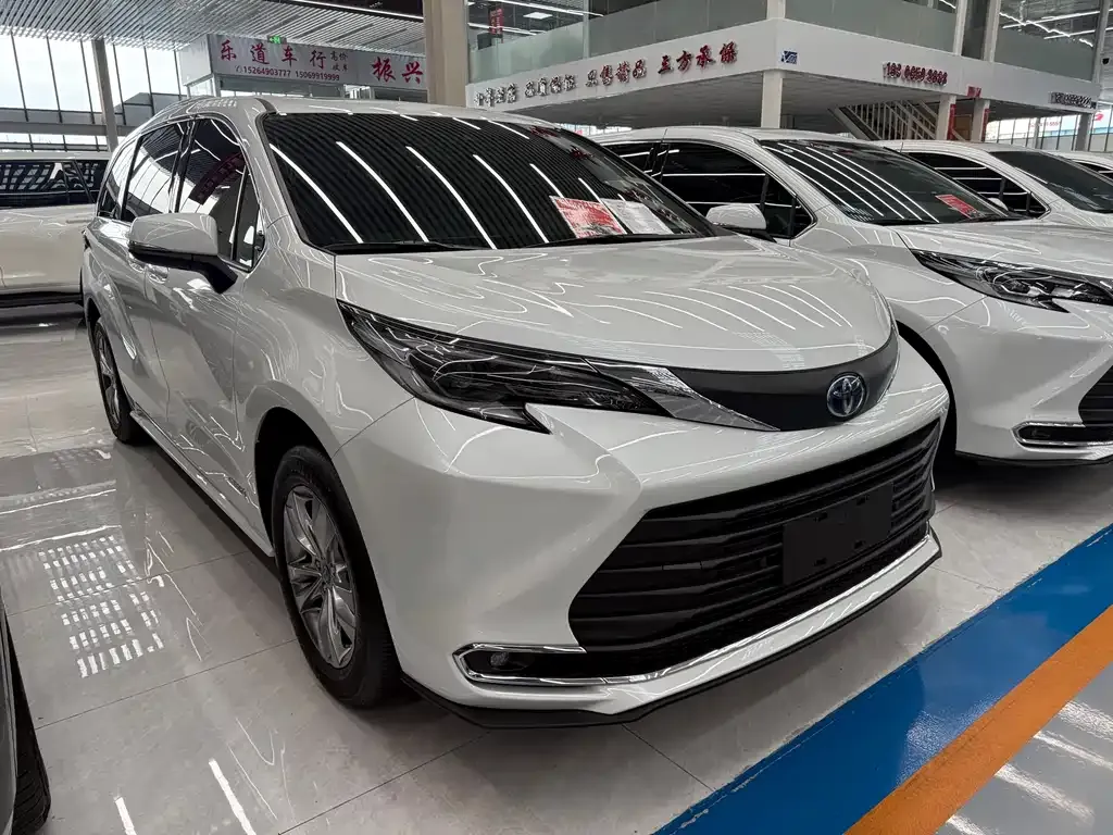Toyota Sienna — фото 5