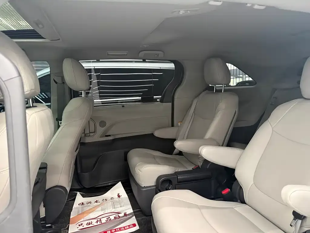 Toyota Sienna — фото 2