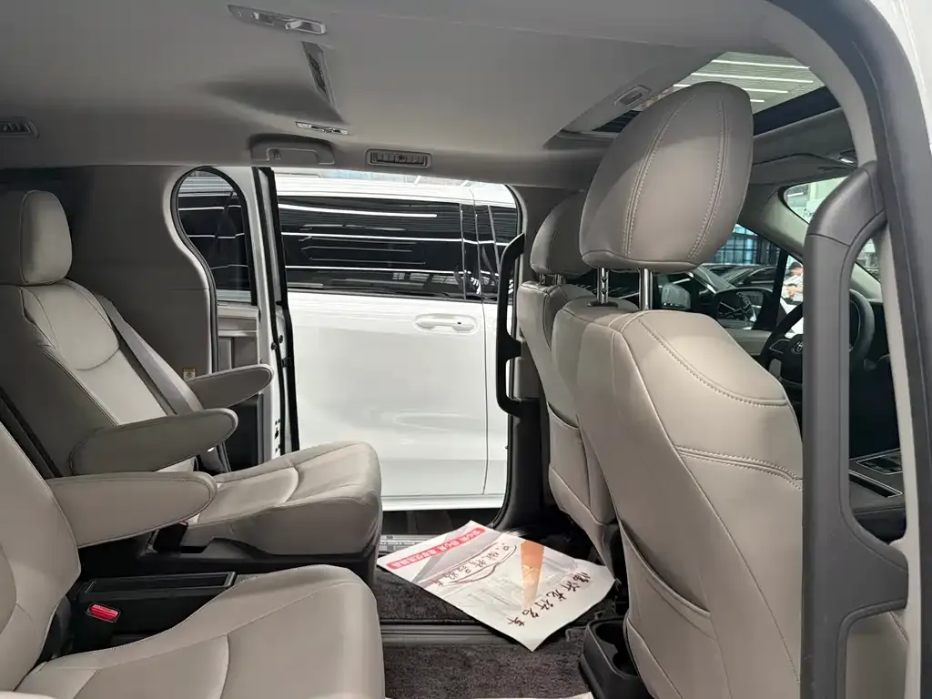 Toyota Sienna — фото 4