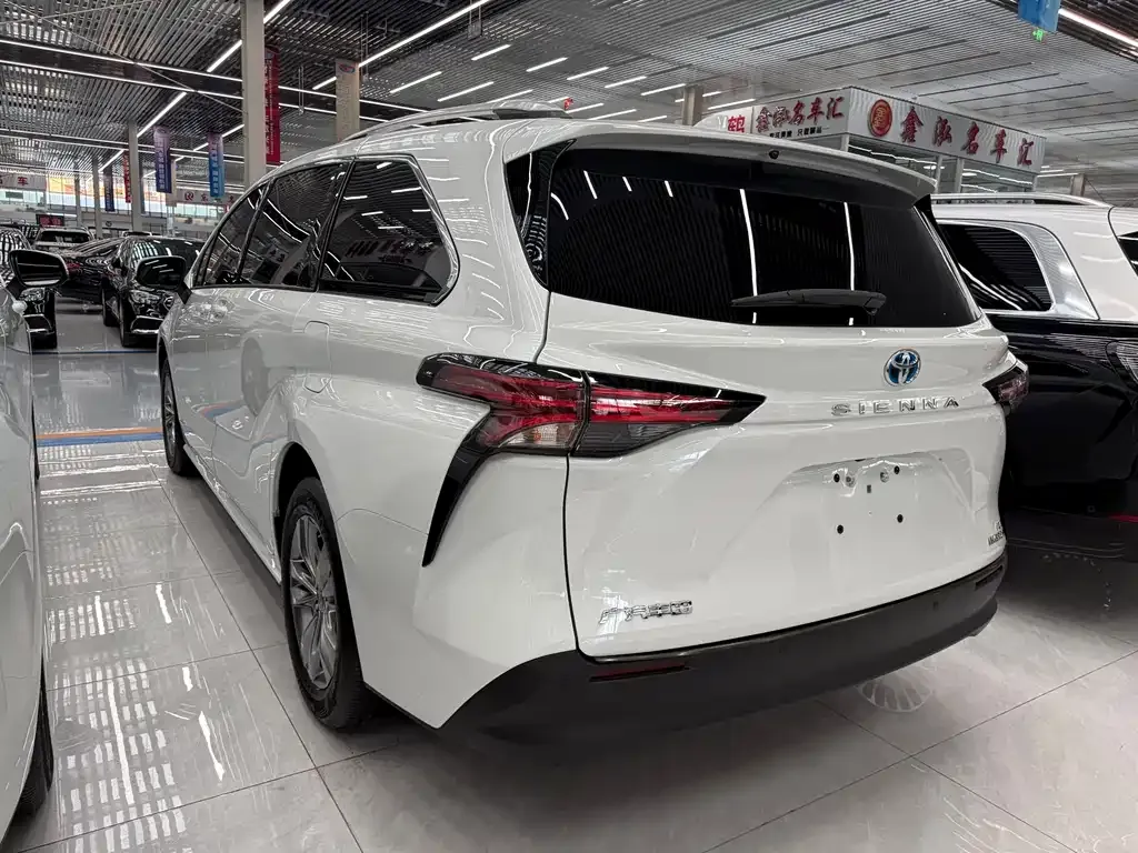 Toyota Sienna — фото 10