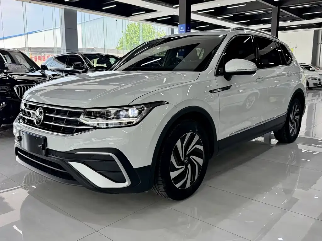 Volkswagen Tiguan L — фото 1