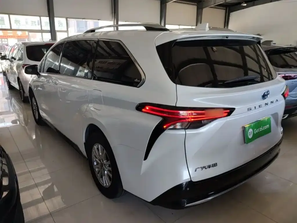 Toyota Sienna — фото 2