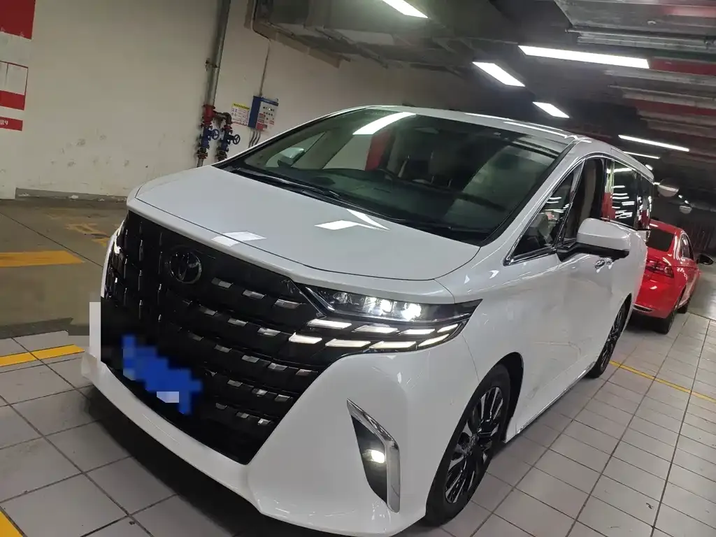 Toyota Alphard — фото 1