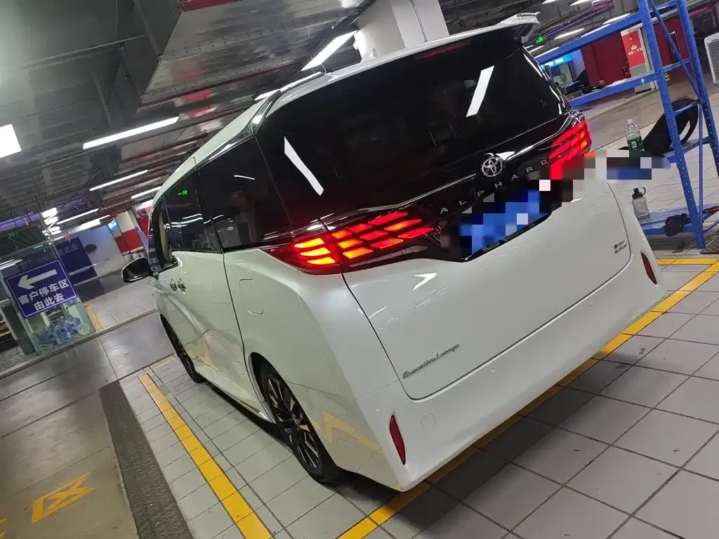 Toyota Alphard — фото 10