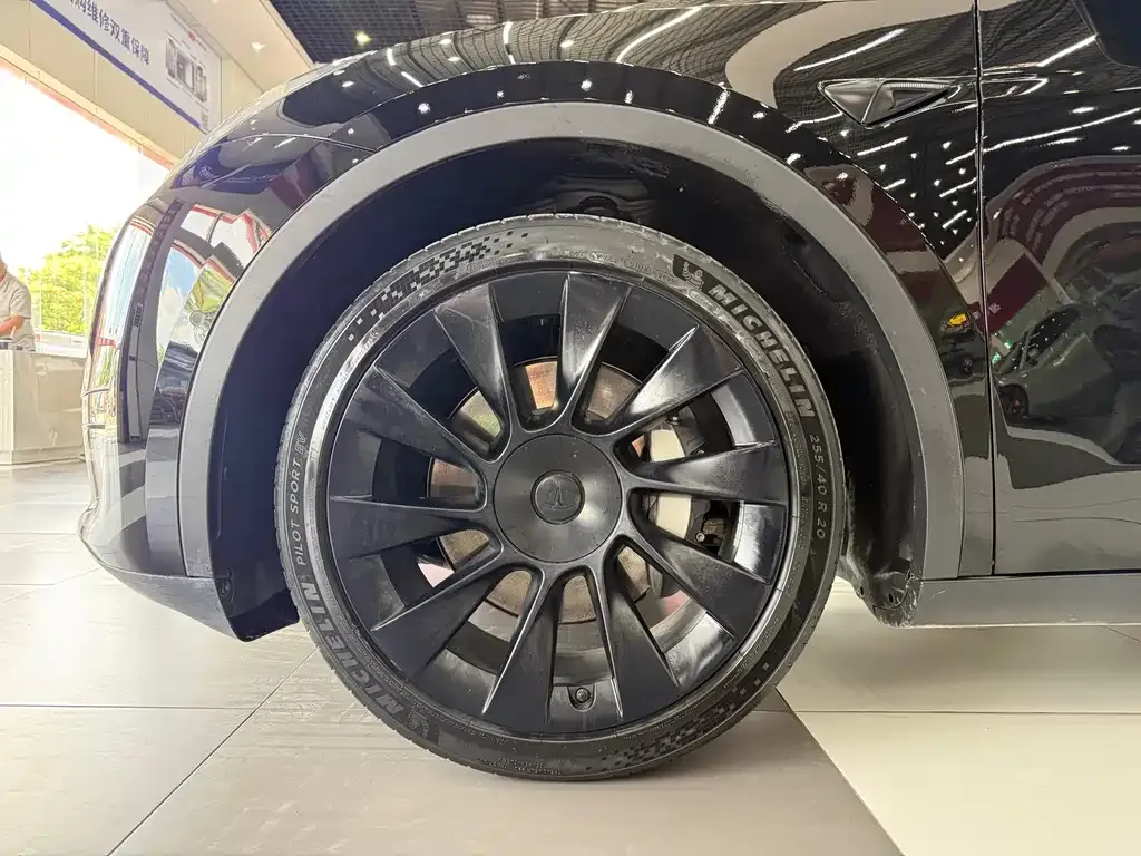 Tesla Model Y — фото 10
