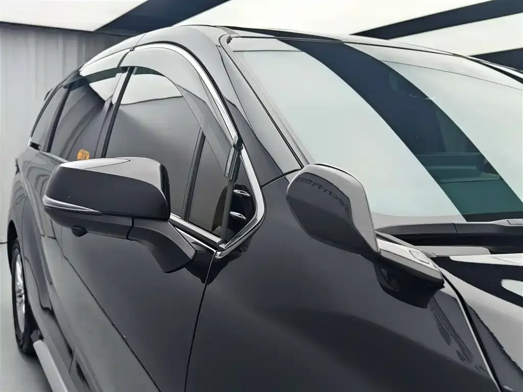 Toyota Granvia — фото 2