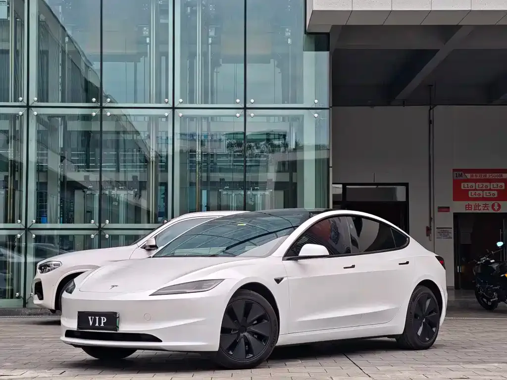 Tesla Model 3 — фото 1