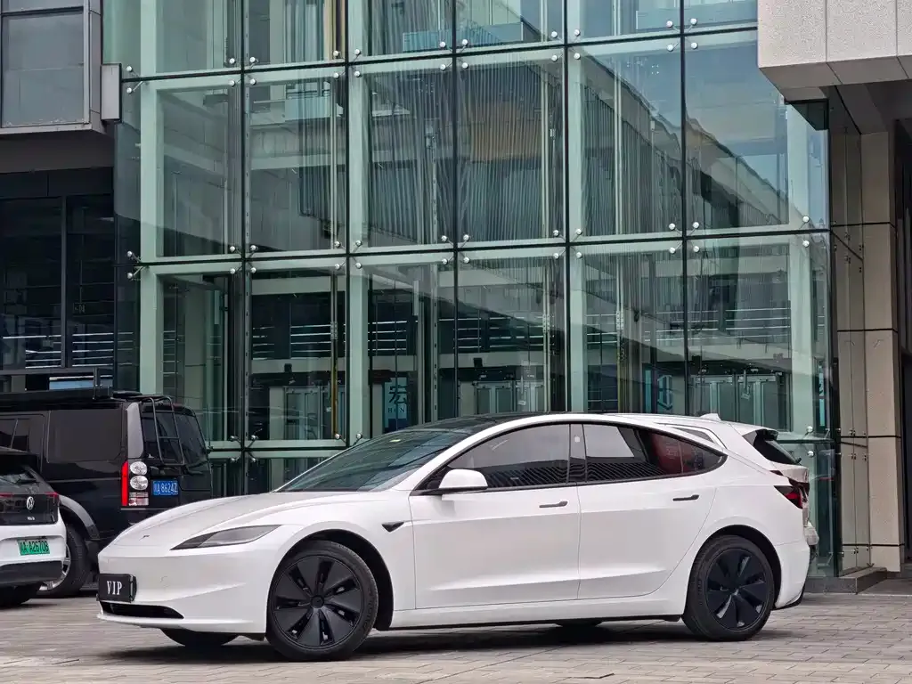 Tesla Model 3 — фото 10