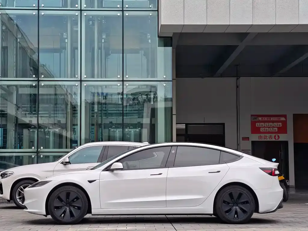 Tesla Model 3 — фото 8
