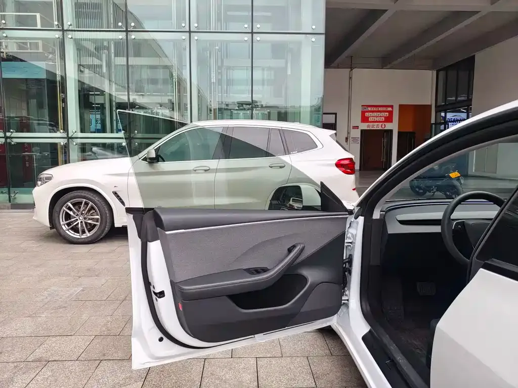 Tesla Model 3 — фото 3