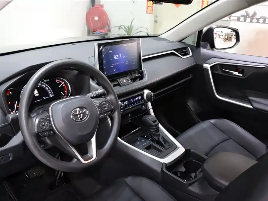 Toyota RAV4 — фото 5