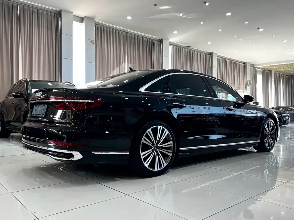 Audi A8 — фото 2