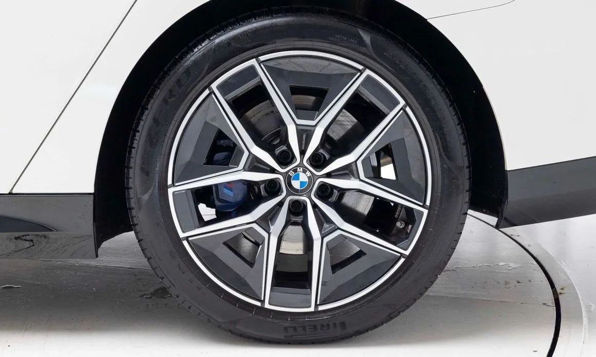 BMW 5-Series — фото 10