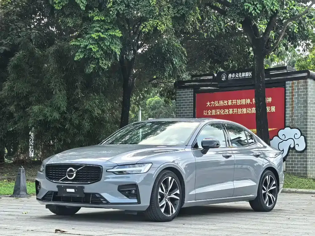 Volvo S60 — фото 1