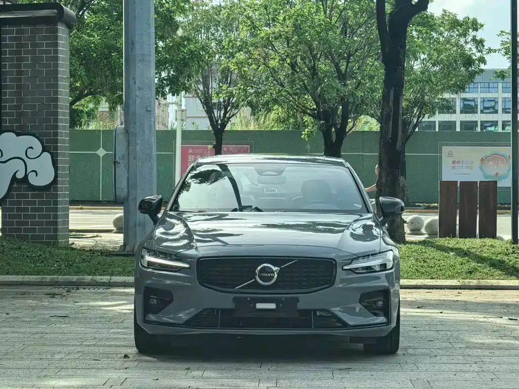 Volvo S60 — фото 10