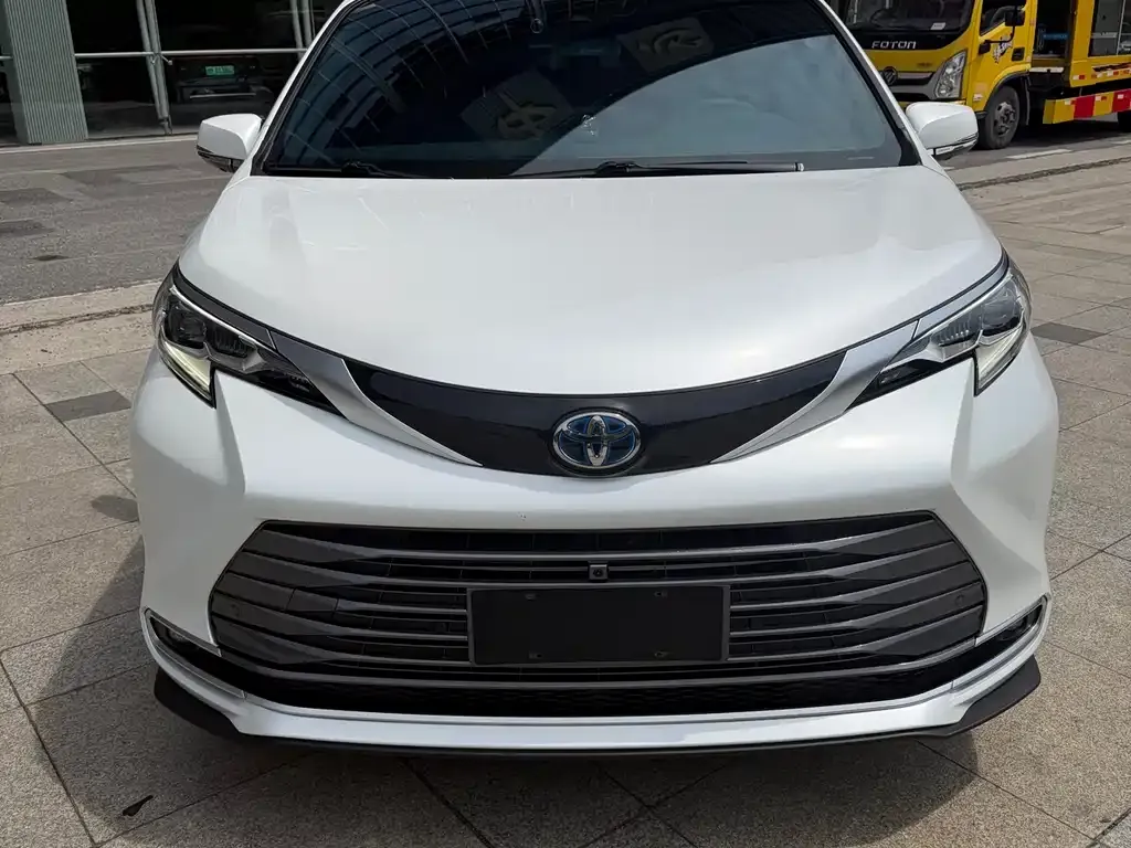 Toyota Sienna — фото 1