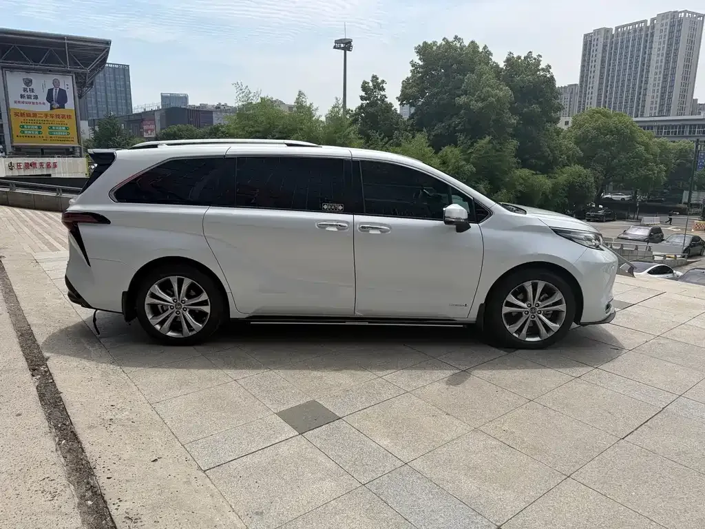 Toyota Sienna — фото 3