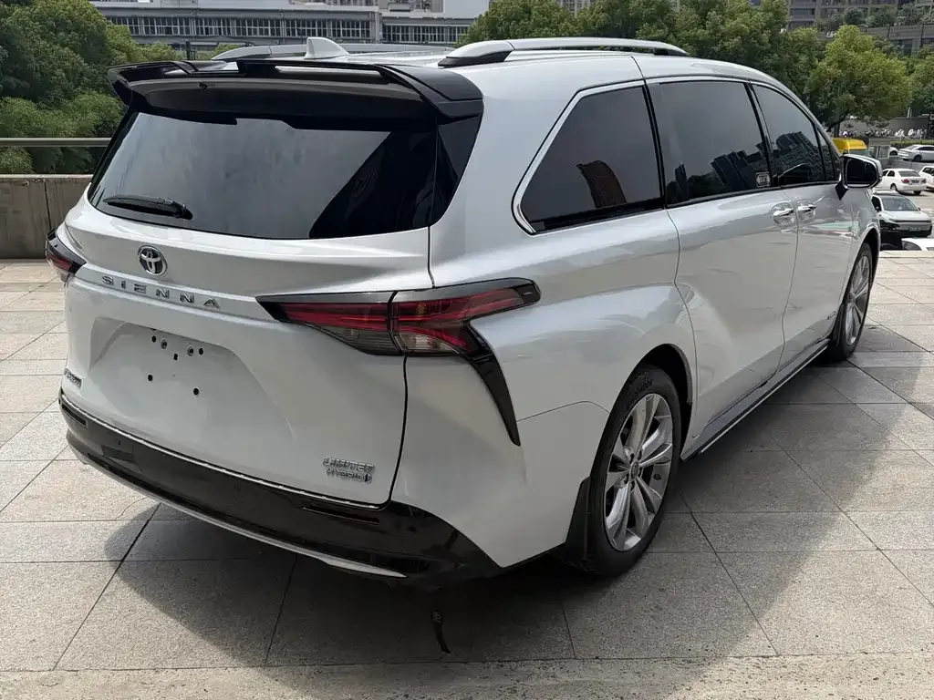 Toyota Sienna — фото 9