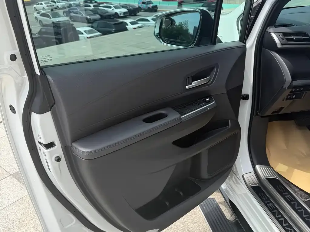 Toyota Sienna — фото 2