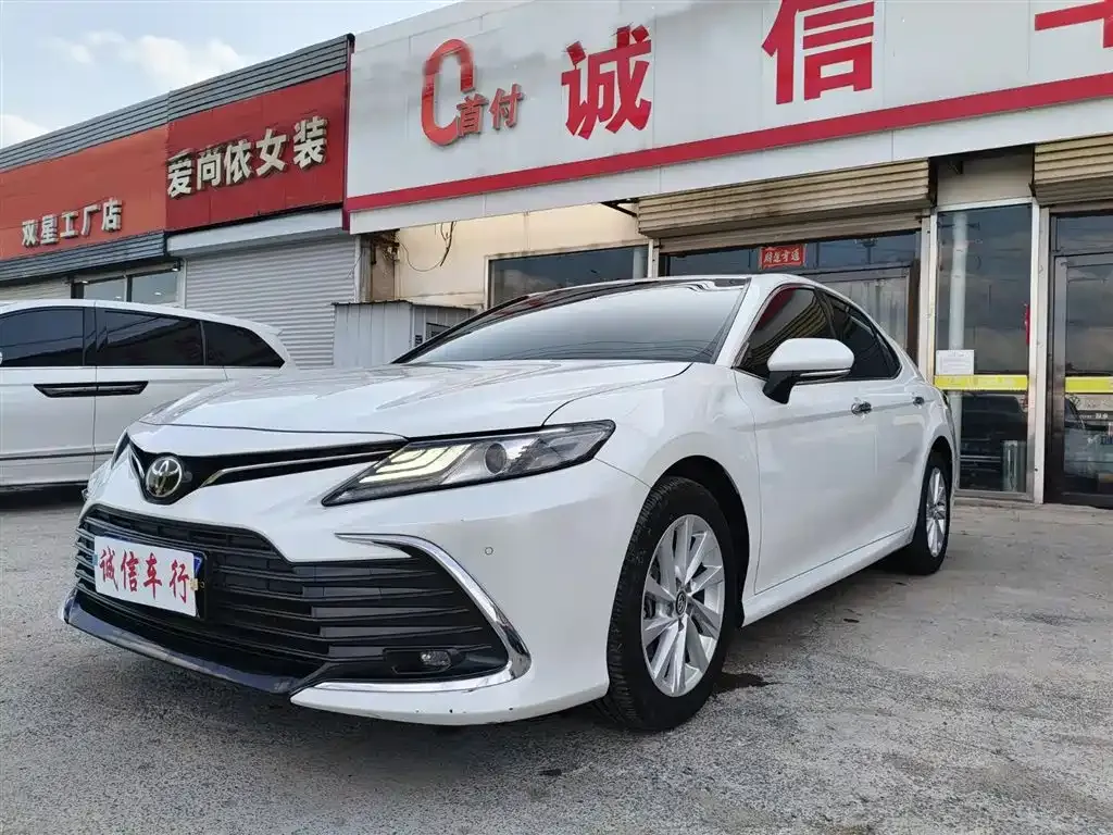Toyota Camry — фото 1