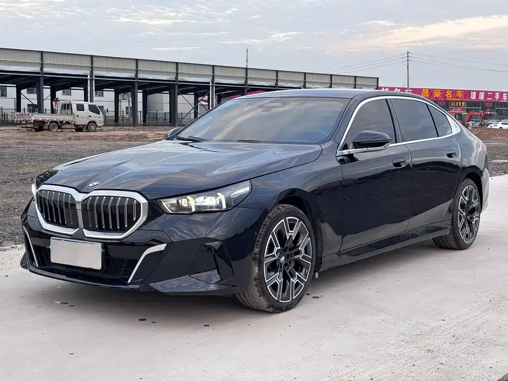 BMW 5 Series — фото 1