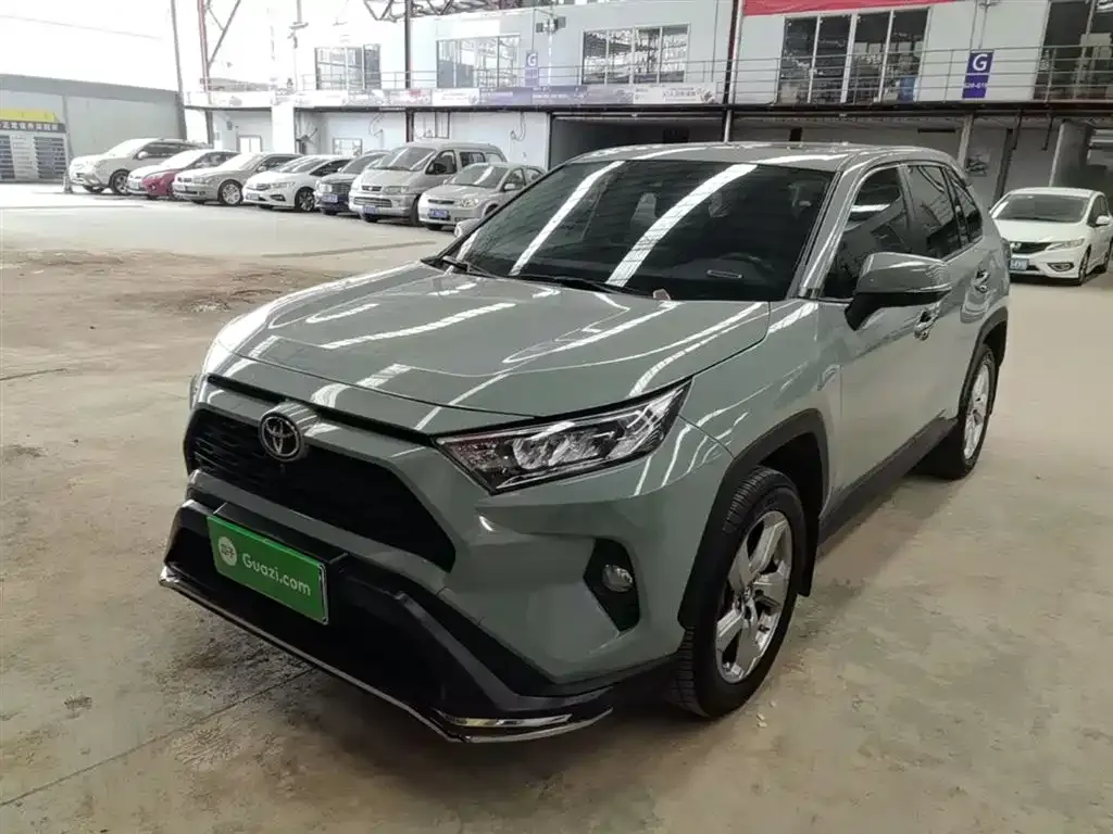 Toyota RAV4 — фото 1