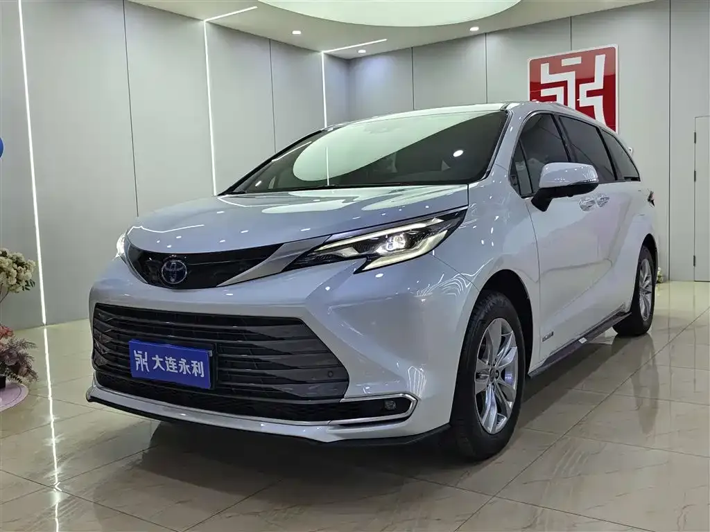 Toyota Sienna — фото 1
