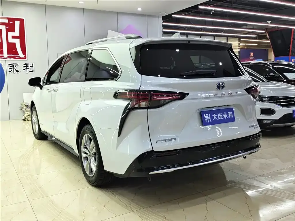 Toyota Sienna — фото 8