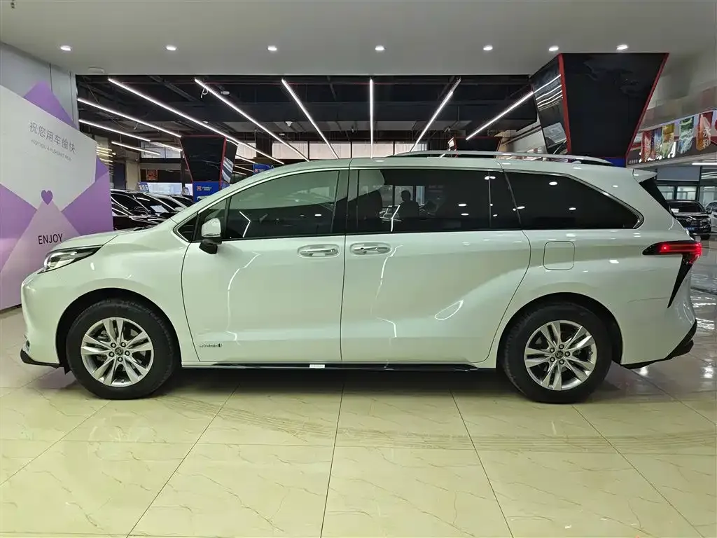 Toyota Sienna — фото 5