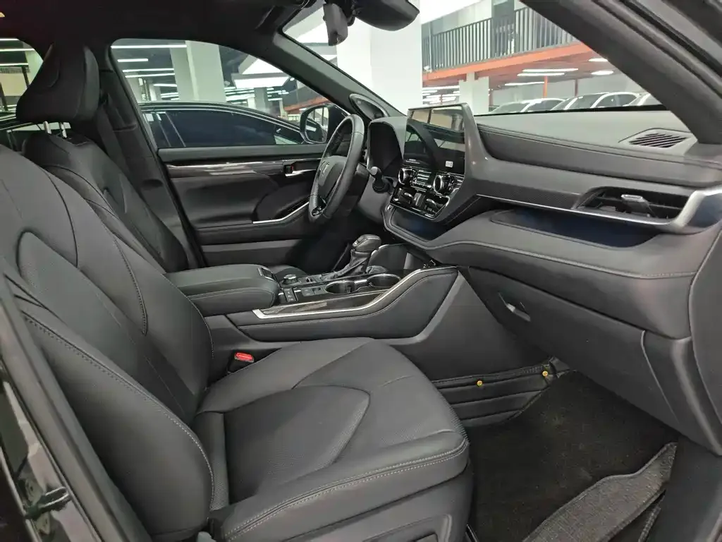 Toyota Crown Kluger 2023 из CN, фото 10