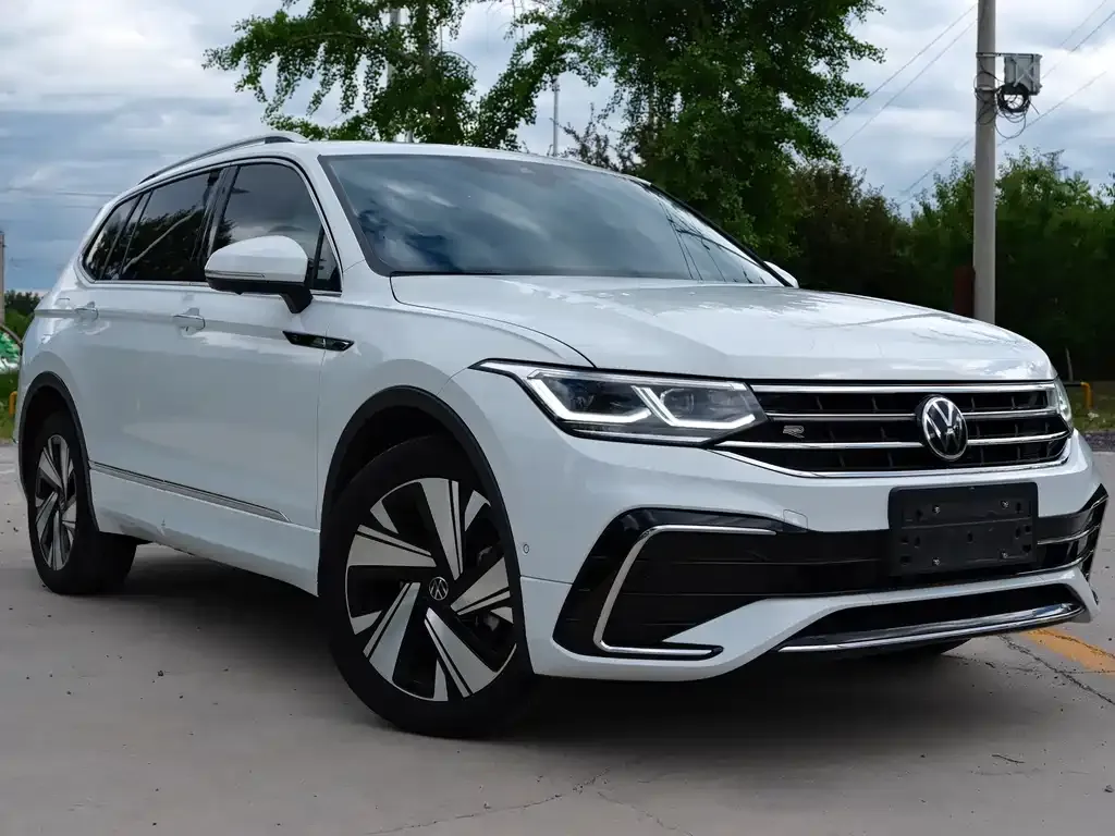 Volkswagen Tiguan L — фото 1