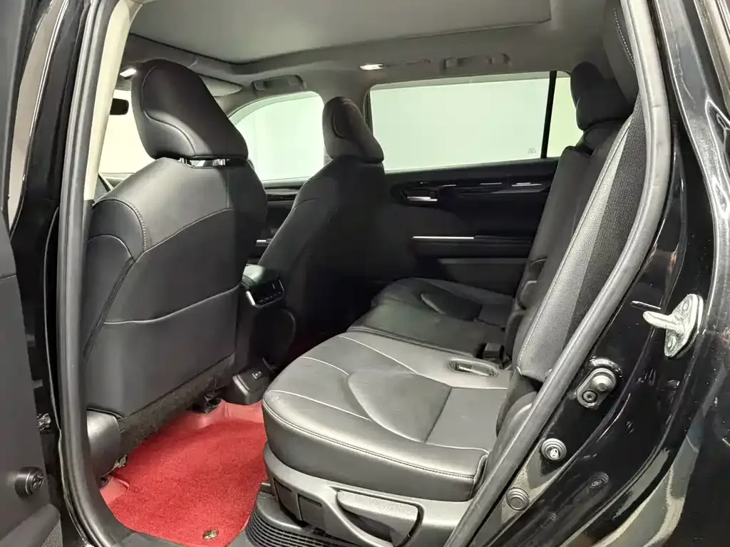 Toyota Highlander — фото 10