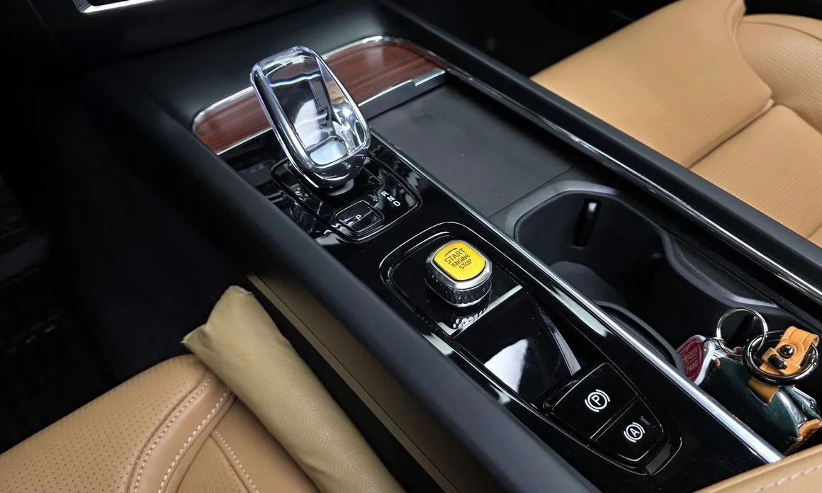 Volvo S60 2025 из KR, фото 8