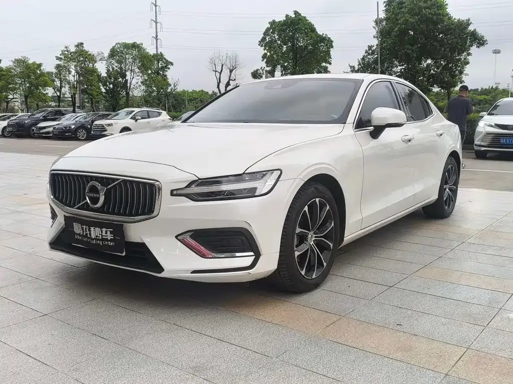 Volvo S60 — фото 1