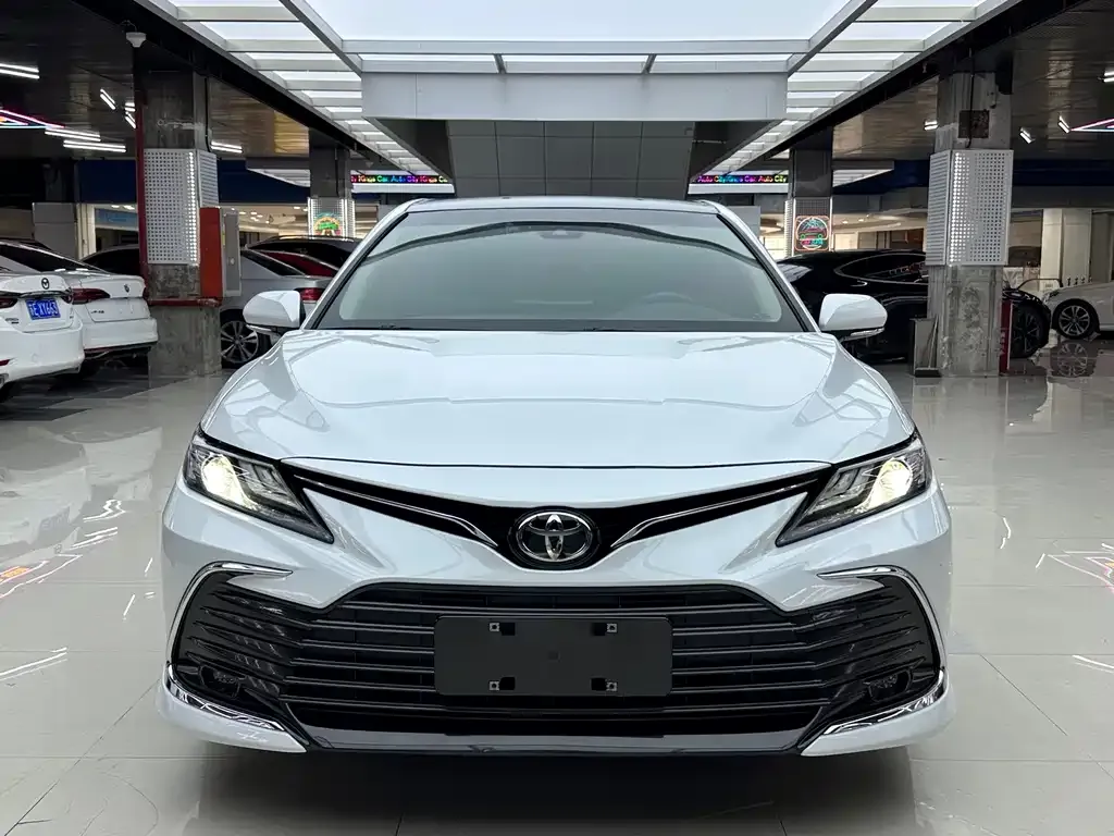 Toyota Camry — фото 1
